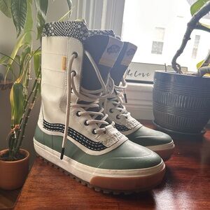 NWOT- Vans MTE Snow boots
